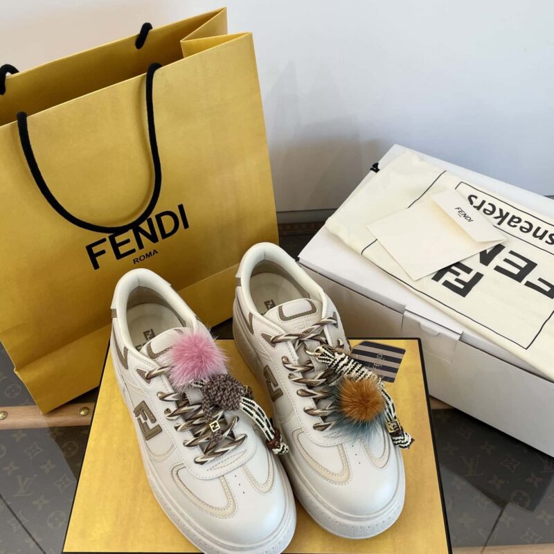 𝐅𝐄𝐍*𝐃𝐈||𝟐𝟎𝟐𝟓芬迪𝐌𝐚𝐭𝐡系列白色皮革挂饰 厚底板鞋‼️