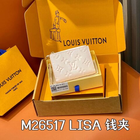 【原单精品】M26517粉色珠光 全皮压花两折钱包 LISA 钱夹