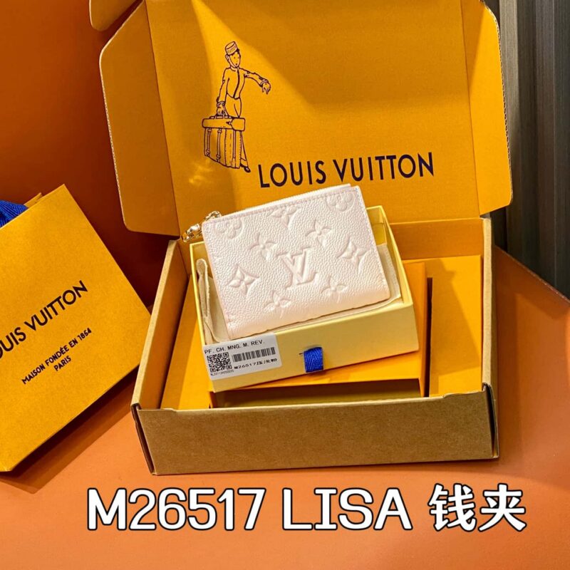 【原单精品】M26517粉色珠光 全皮压花两折钱包 LISA 钱夹