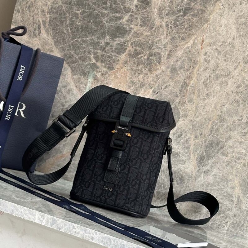 迪奥Dior 竖版翻盖信使包型号：93917黑布 蓝布