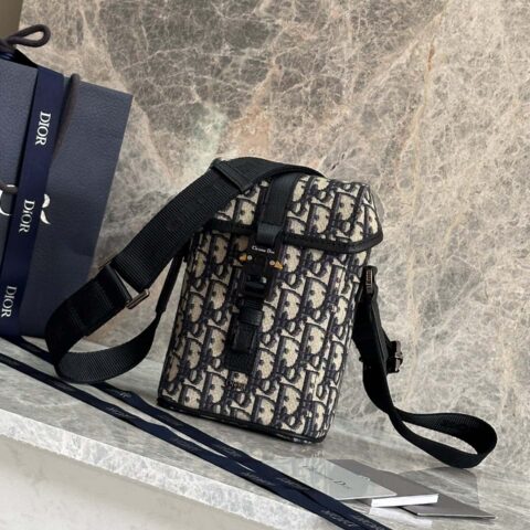 迪奥Dior 竖版翻盖信使包型号：93917黑布 蓝布