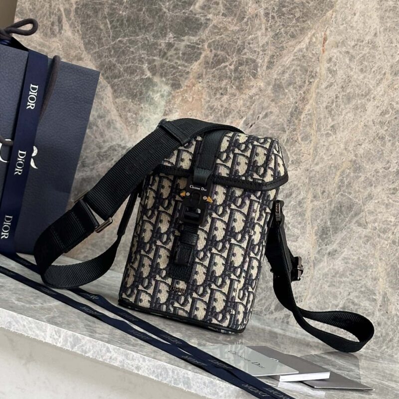 迪奥Dior 竖版翻盖信使包型号：93917黑布 蓝布