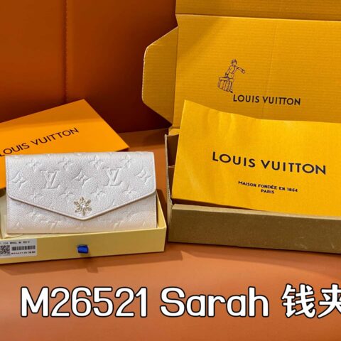 【原单精品】M26521珠光粉 圣诞款全皮压花翻盖钱包 Sarah 钱夹