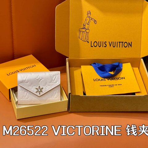 【原单精品】M26522珠光粉 圣诞款全皮三折钱包 VICTORINE 钱夹
