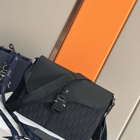 迪奥(顶级原单)Dior马鞍信使包是本季新品肩背包