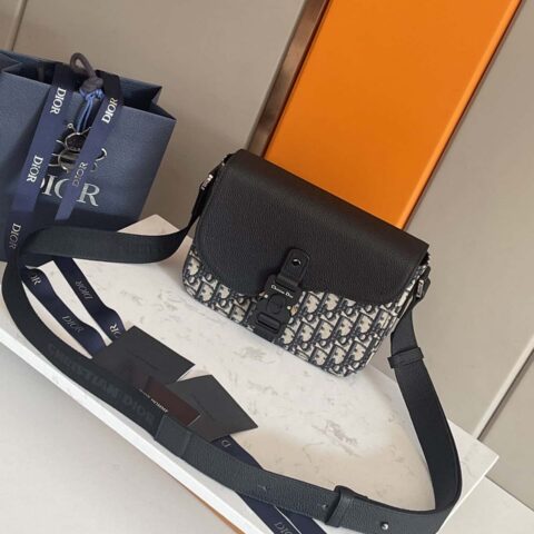 迪奥(顶级原单)Dior马鞍信使包是本季新品肩背包 编号：93362全皮(蓝布）