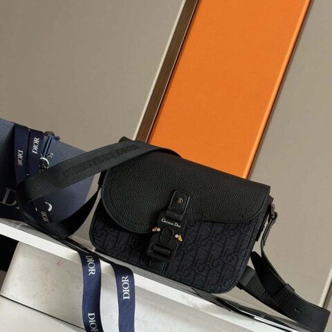 迪奥(顶级原单)Dior马鞍信使包是本季新品肩背包 编号：93362全皮(蓝布）
