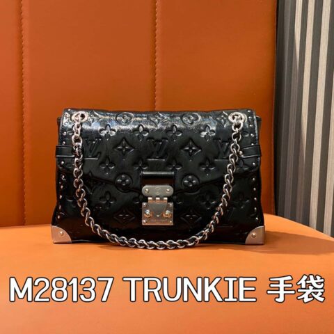 【原单精品】M28137黑色 油蜡皮全皮压花链条包 TRUNKIE 手袋