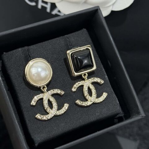 ❗️新品❗️ ☀️新款☑️ 香奈儿双C 26C 黑白不对称浮雕耳钉耳环 ☀️
