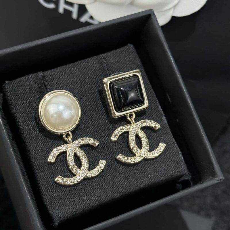 ❗️新品❗️ ☀️新款☑️ 香奈儿双C 26C 黑白不对称浮雕耳钉耳环 ☀️