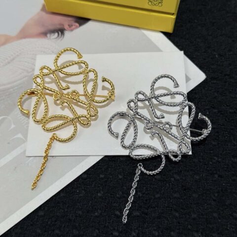 ❗新品❗ ☀新款LOEWE 罗威扭纹胸针 ☀