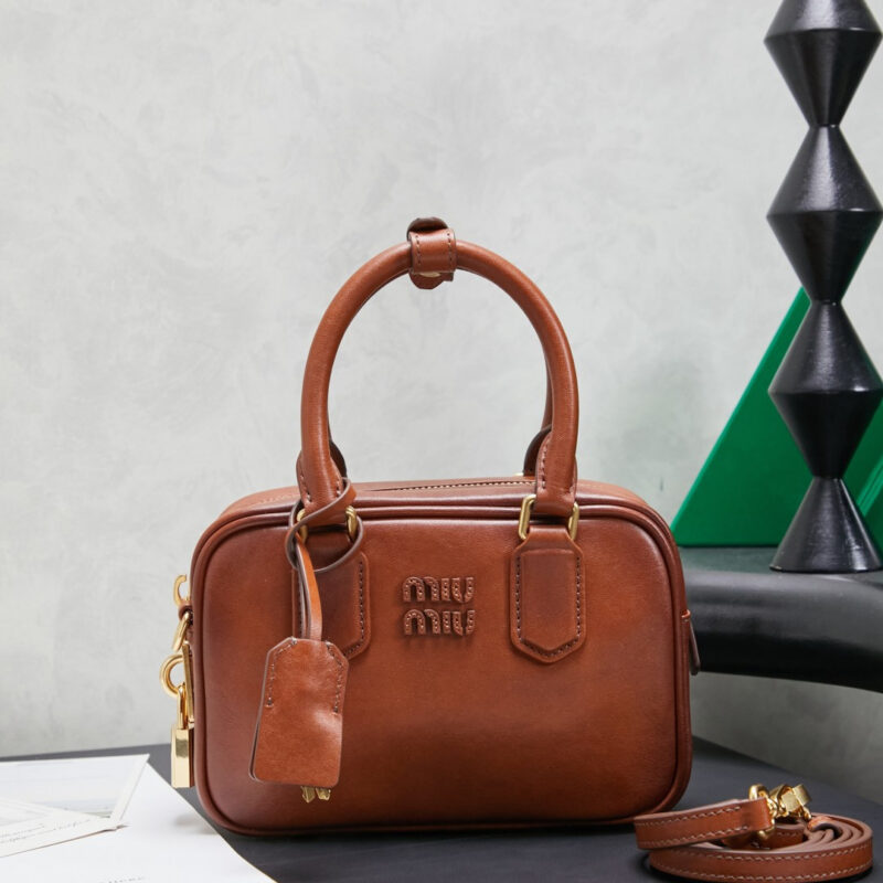 5BB123：MiuMiu新品too pretty保龄球手袋