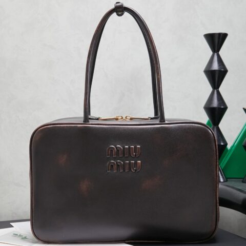 5BB117：MiuMiu新品保龄球包