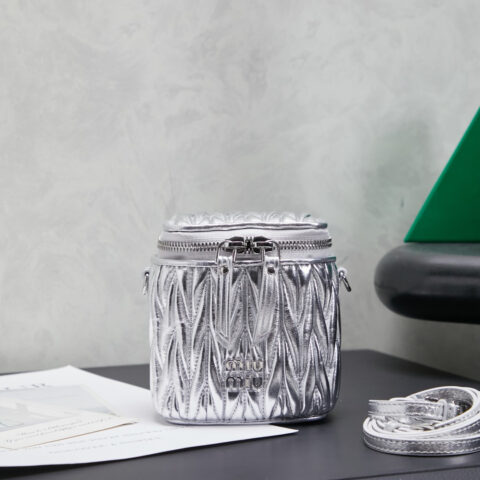 5NR018 新款超迷你化妆包 银色