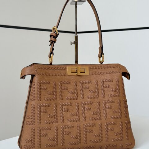 FENDI最新标志性PEEKABOO SOft中号手袋 款号 8678杏