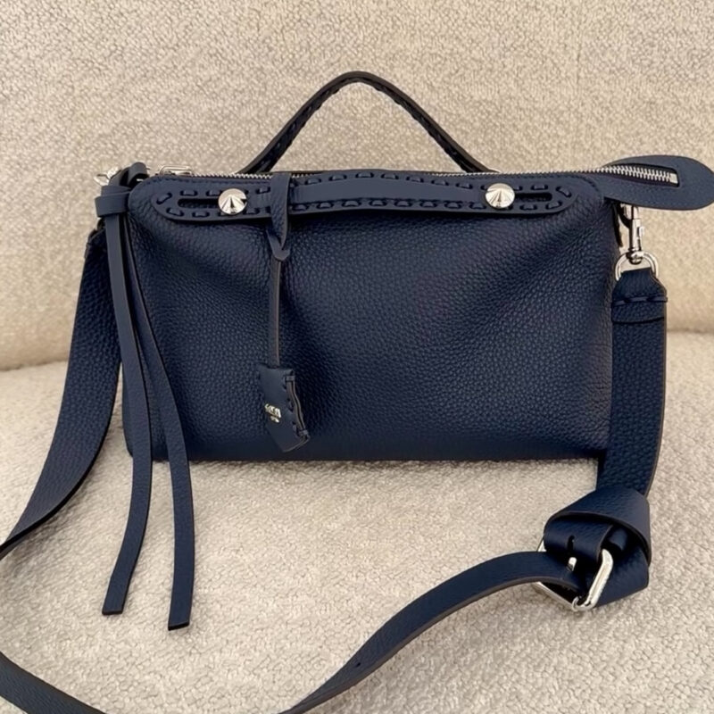 FENDI 新品拼色可双面使用By The Way Selleria手袋 款号：8706s