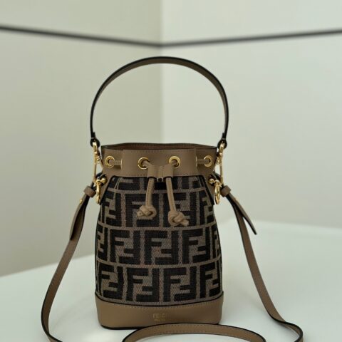 FENDI 小号Mon Tresor水桶包 款号：8637