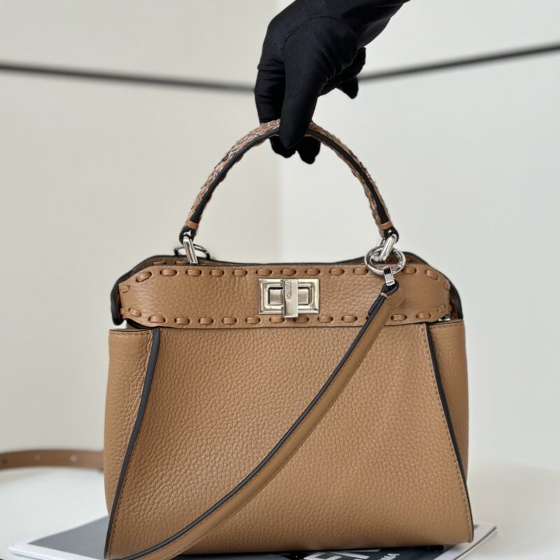 FENDI 简约大气款peekaboo 款号8615