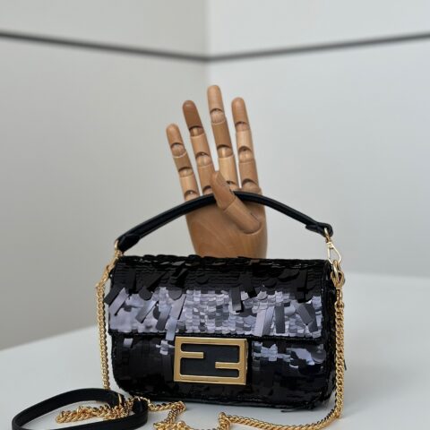 FENDI 迷你版法棍🥖外形皆以珠片修饰 款号：8601s
