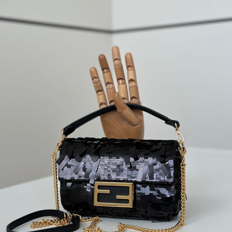 FENDI 迷你版法棍🥖外形皆以珠片修饰 款号：8601s