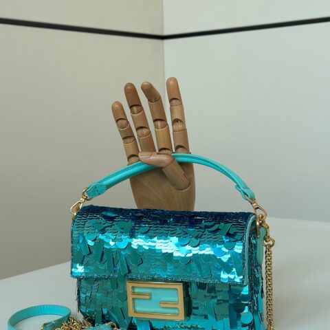 FENDI 迷你版法棍🥖外形皆以珠片修饰  款号：8601s
