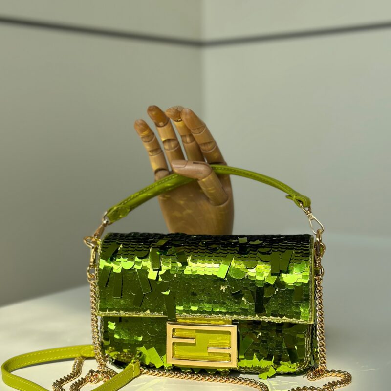 FENDI 迷你版法棍🥖外形皆以珠片修饰 款号：8601s