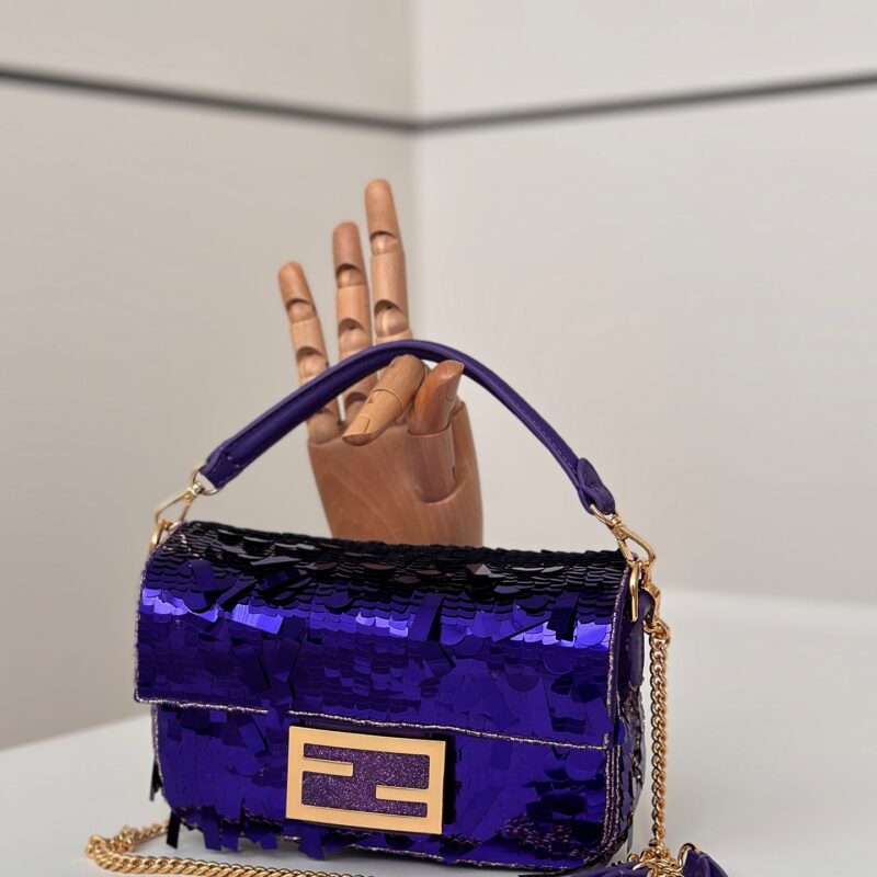 FENDI 迷你版法棍🥖外形皆以珠片修饰 款号:8601s