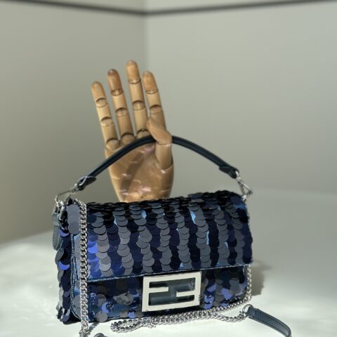 FENDI 迷你版法棍🥖外形皆以珠片修饰  款号：8601AS宝蓝