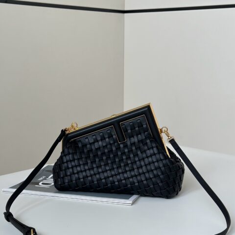 FENDI  first系列以F为字母作为设计亮点  款号80103