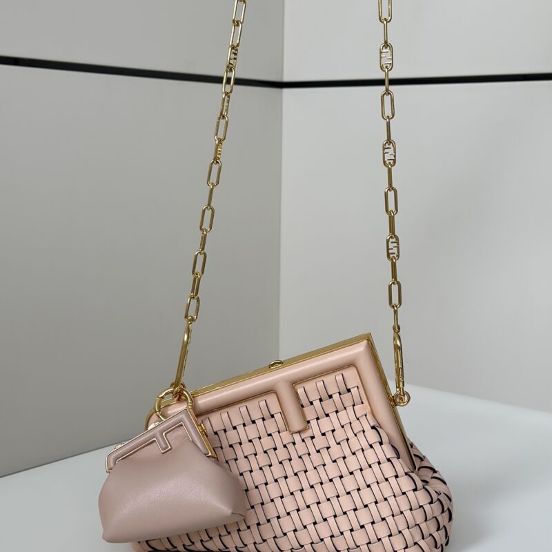 FENDI  first系列以F为字母作为设计亮点 款号80103