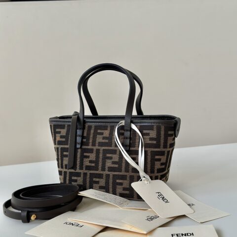 FENDI   新品 mini roll，经典双F布料Logo搭配深棕色皮革 款号8655