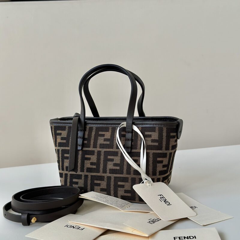 FENDI 新品 mini roll,经典双F布料Logo搭配深棕色皮革 款号8655