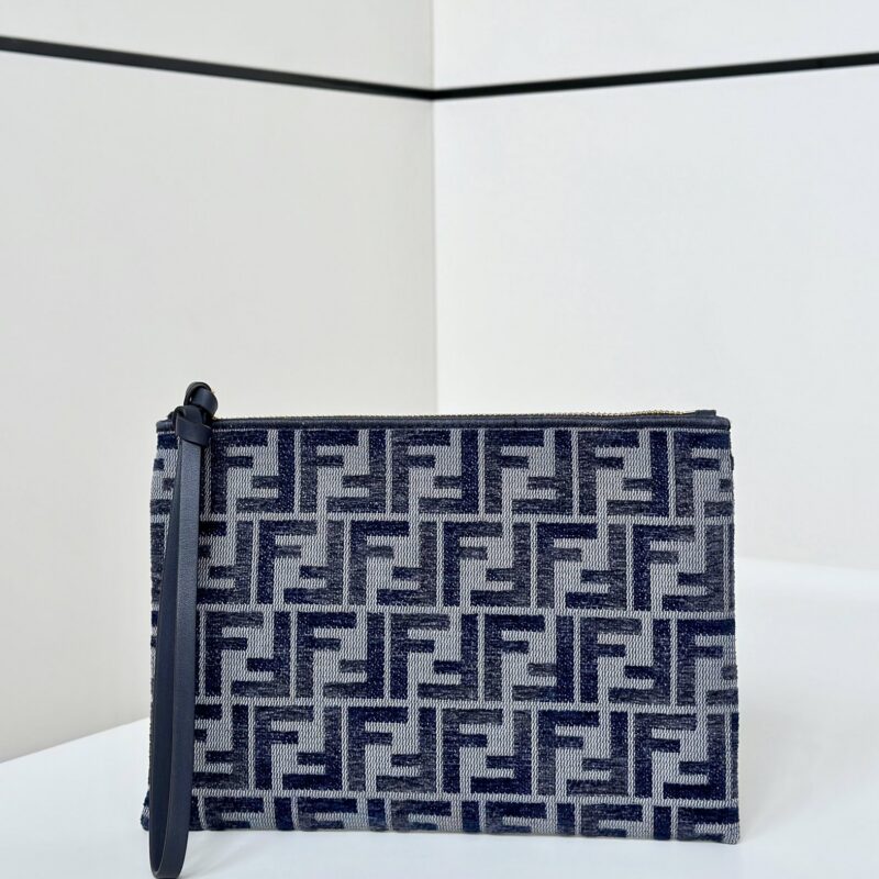 FENDI 高级感十足的手包 独特设计 渐变色经典双F Logo搭配深蓝色小牛皮 款号: 8672深宝蓝