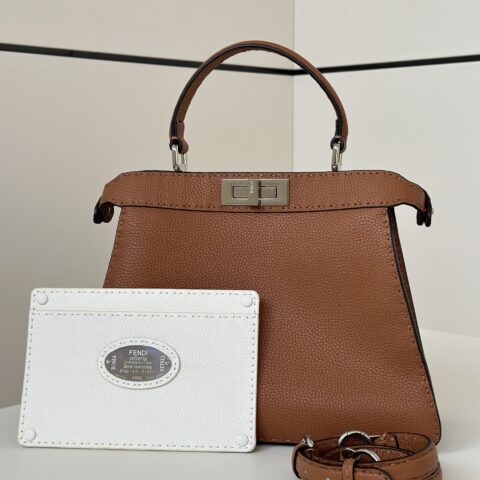 FENDI  最新𝐏𝐄𝐄𝐊𝐀𝐁𝐎𝐎中号手袋 款号80012L焦糖