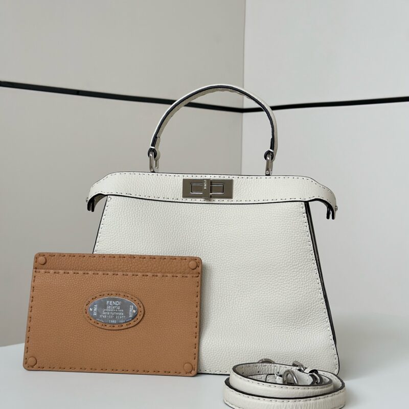 FENDI 最新𝐏𝐄𝐄𝐊𝐀𝐁𝐎𝐎中号手袋 款号80012L米白