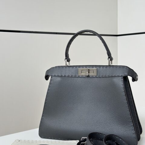 FENDI 最新𝐏𝐄𝐄𝐊𝐀𝐁𝐎𝐎中号手袋 款号80012L灰