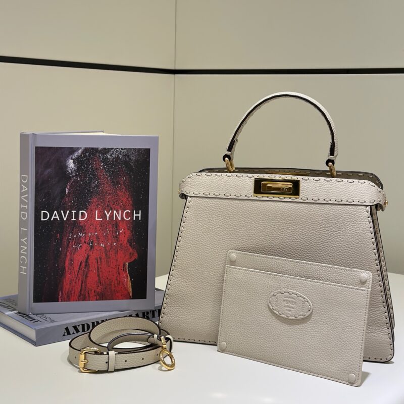 FENDI 最新𝐏𝐄𝐄𝐊𝐀𝐁𝐎𝐎中号手袋 款号80133