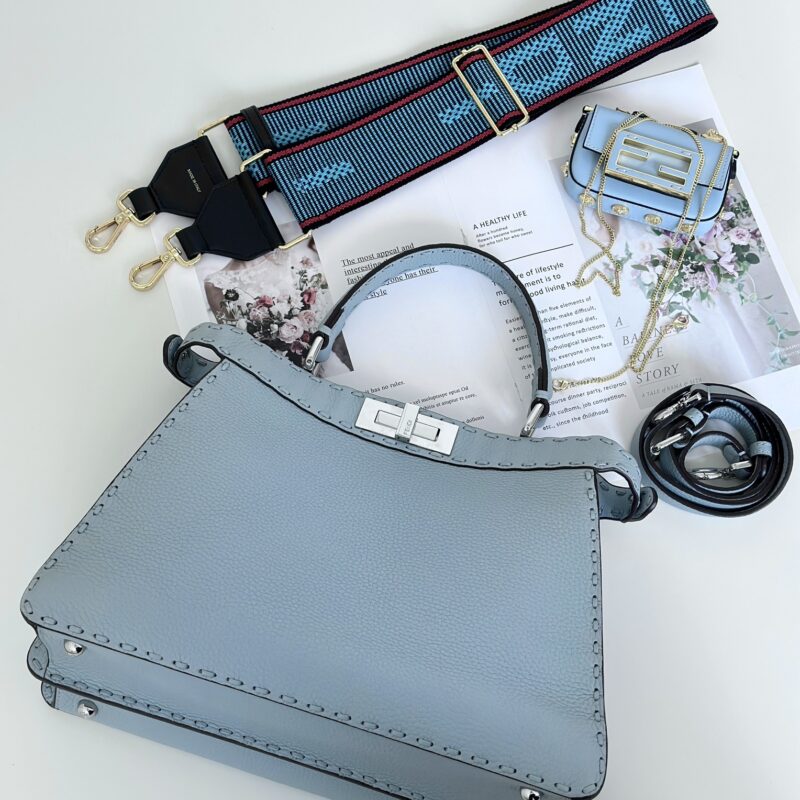 FENDI 最新𝐏𝐄𝐄𝐊𝐀𝐁𝐎𝐎中号手袋 款号80133