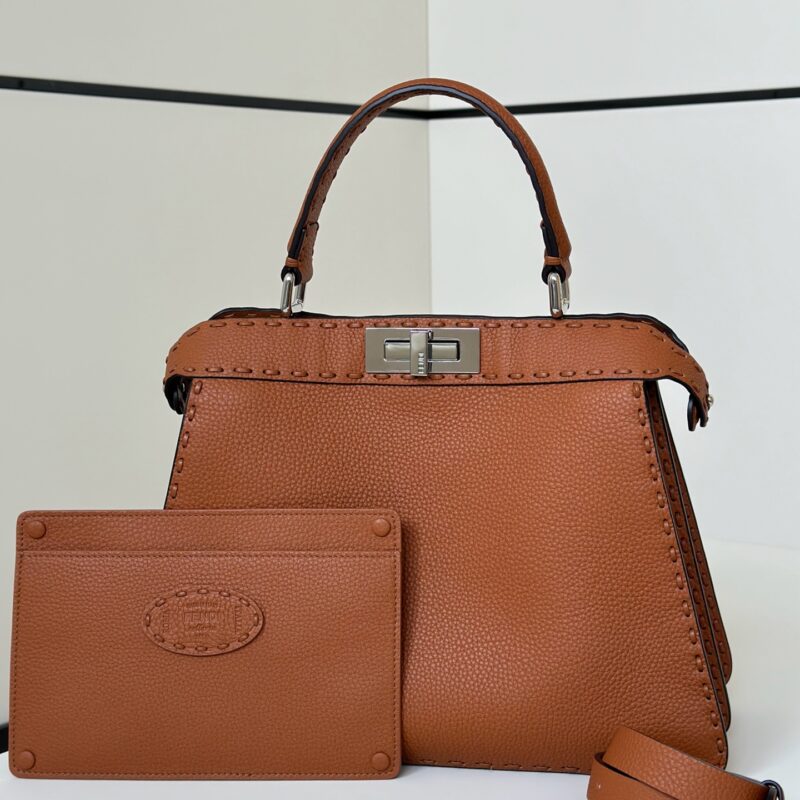 FENDI 最新𝐏𝐄𝐄𝐊𝐀𝐁𝐎𝐎中号手袋 款号80133