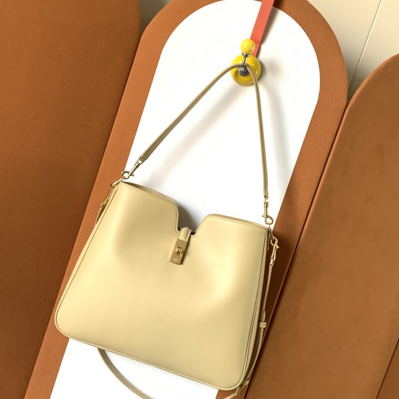 CELINE  Camille 16 Soft 包款采用光滑小牛皮 款号：119563