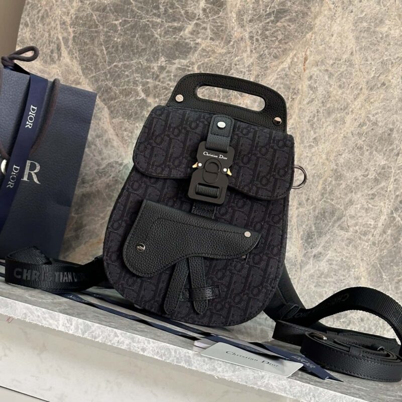 D家 马鞍双肩包新款💥 黑色粒面触感小牛皮和黑色缝线肩背包