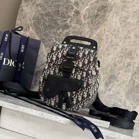 D家 马鞍双肩包新款💥 黑色粒面触感小牛皮和黑色缝线肩背包