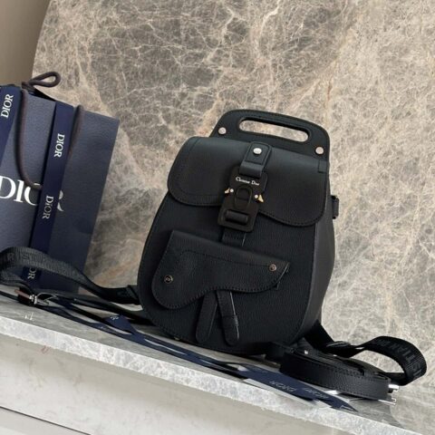 D家 马鞍双肩包新款💥 黑色粒面触感小牛皮和黑色缝线肩背包