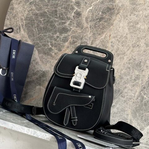 D家 马鞍双肩包新款💥 黑色粒面触感小牛皮和黑色缝线肩背包